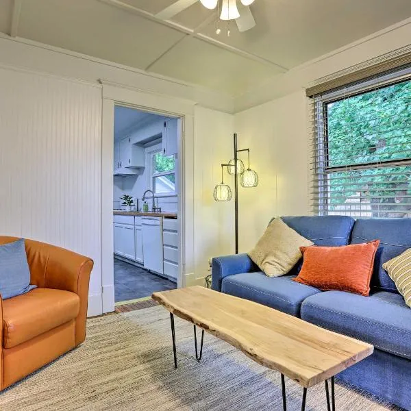 Pet-Friendly Baker City Escape w/ Private Yard!，位于贝克城的酒店