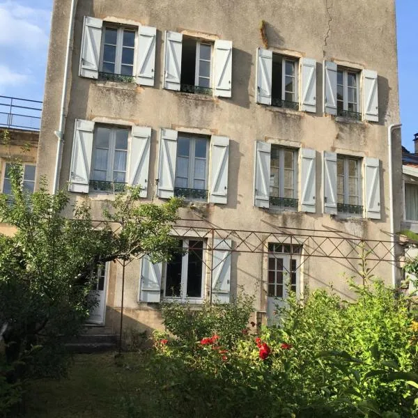 Grands Gîtes de charme avec jardin, lieu calme et paisible en plein coeur d'Arbois, linge inclu, lits faits à l'arrivée et ménage en fin de séjour，位于阿尔布瓦的酒店