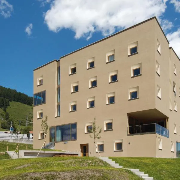 Scuol Youth Hostel，位于Ramosch的酒店