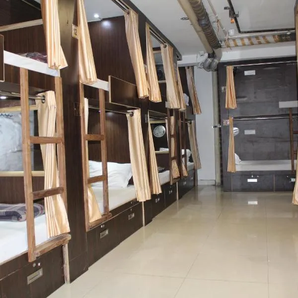 PARADISE AC DORMITORY，位于巴雷利的酒店