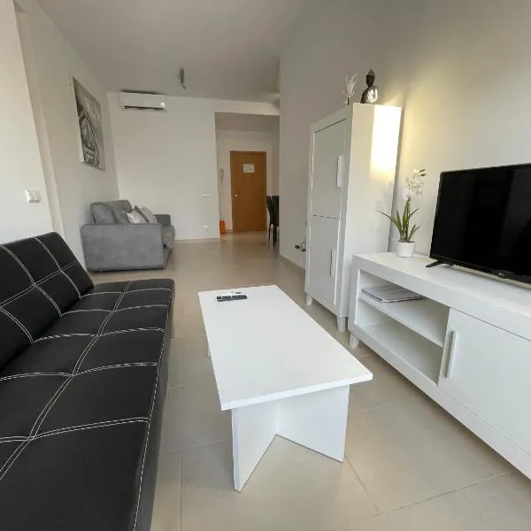 Royal Suites Estepona by Croma，位于埃斯特波纳的酒店