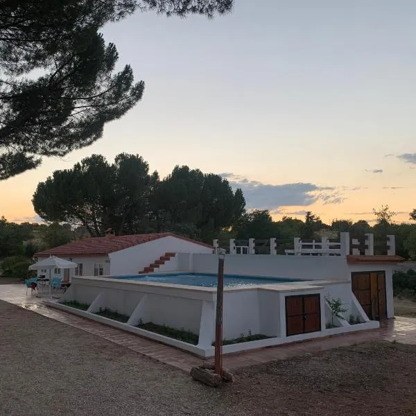 Casa en Finca, Villa con Piscina Zarzuela，位于El Álamo的酒店