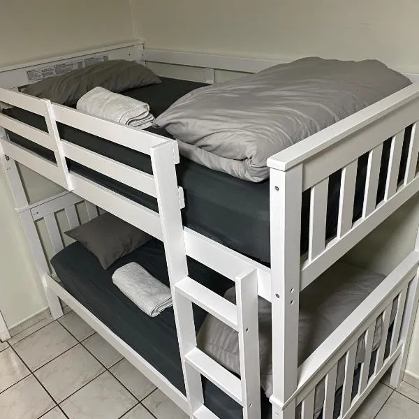 Single Size TOP Bunk Bed - Mixed Shared ROOM，位于迈阿密的酒店