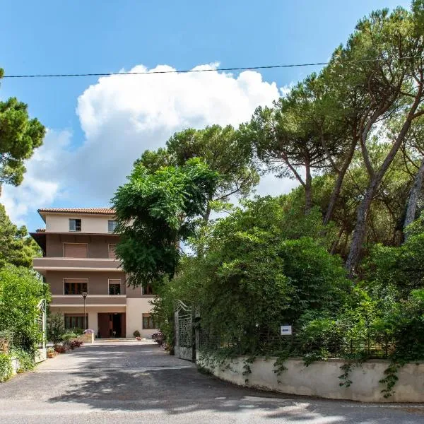 Hotel Villa dei Pini，位于Cisterna的酒店