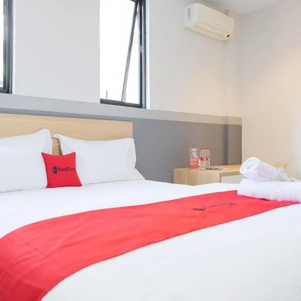 RedDoorz Plus near Taman Anggrek Mall，位于雅加达的酒店