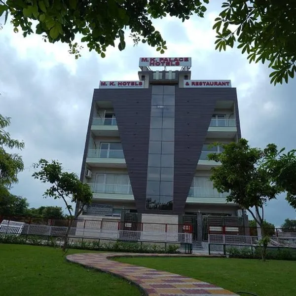 M K HOTEL AND RESTAURANT，位于Jhājhar的酒店