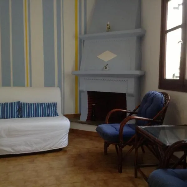 拉鲁一室公寓，位于斯基亚索斯镇的酒店