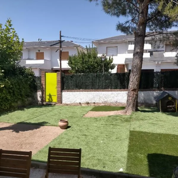 Chalet adosado con jardín，位于El Hoyo de Pinares的酒店