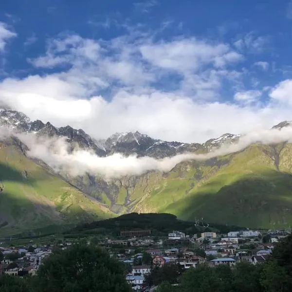 Paramount Kazbegi，位于卡兹贝吉的酒店