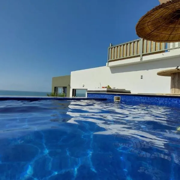 Maison de plage avec piscine et vue sur mer，位于Cheninat的酒店