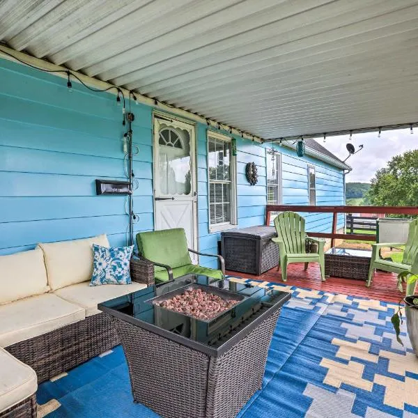 Charming East Bernstadt Retreat Less Than 6 Acre Farm!，位于East Bernstadt的酒店