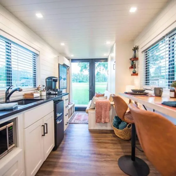 NEW The Brazos-Tiny Home 12 Min to downtown，位于West的酒店