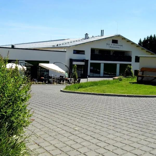 埃本斯托克骑马和体育酒店，位于Hartmannsdorf bei Kirchberg.的酒店