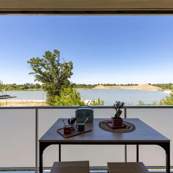 Beau studio Monteux, balcon vue Lac, près de Spirou Provence，位于蒙特的酒店