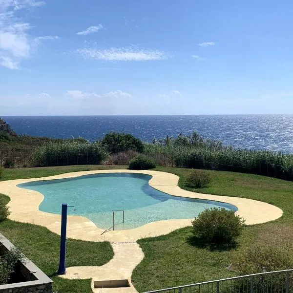 Incanto sul mare con enorme terrazza e piscina，位于切尔沃的酒店