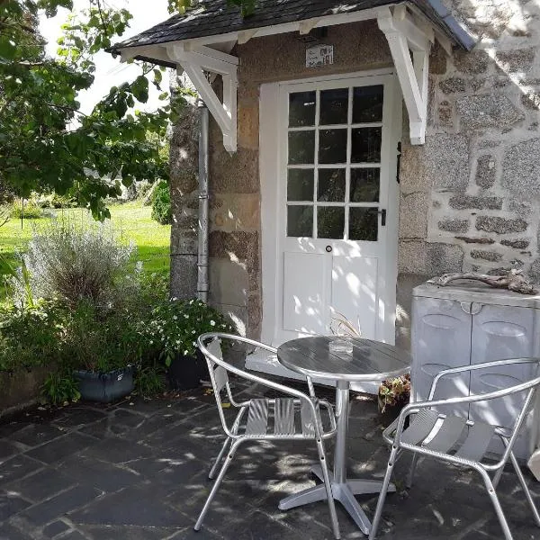 Ker Jerome - Traditional Stone Breton Cottage near to Dinan，位于Trélivan的酒店
