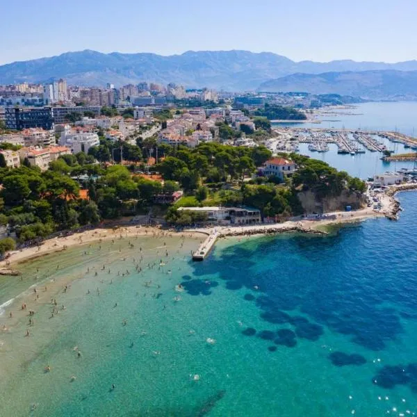 Beach Villa at Split top location，位于斯普利特的酒店