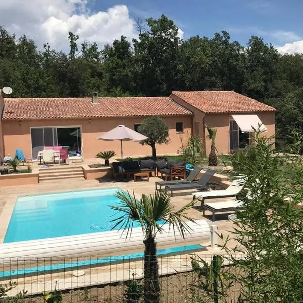 Logement attenant à une villa T2 avec terrasse .，位于伊索勒河畔贝斯的酒店