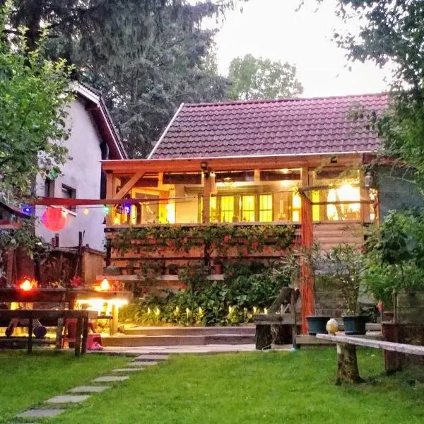 Lovely vacation house at river Tisza , Hangulatos nyaraló a szegedi Tisza - Maros toroknál，位于塞格德的酒店