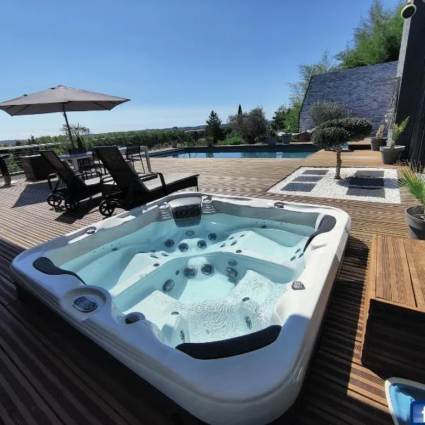 Logement avec Spa Privatif Jacuzzi Grande terrasse sans vis à vis Sky House Agen，位于阿让的酒店