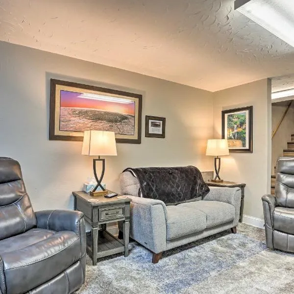 Walk to Main St: Sturgis Apt w/ Grill!，位于斯特吉斯的酒店