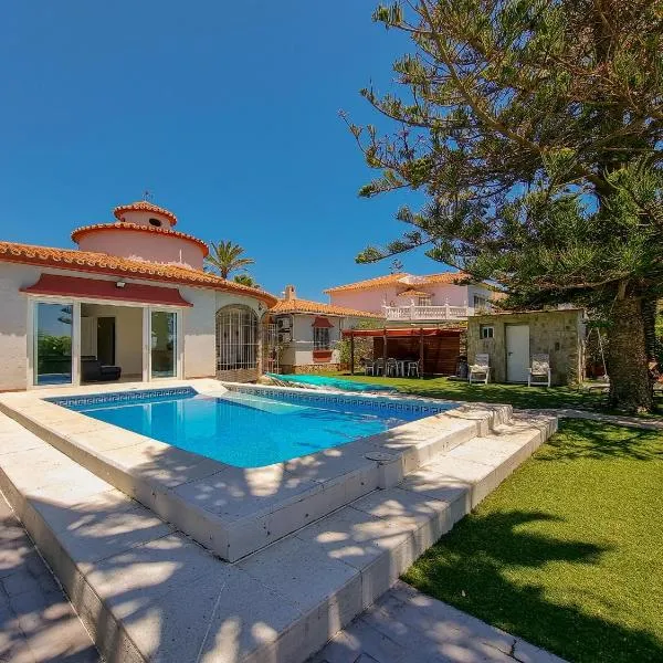 Beachfront Villa Torrox Costa，位于托罗克斯科斯塔的酒店