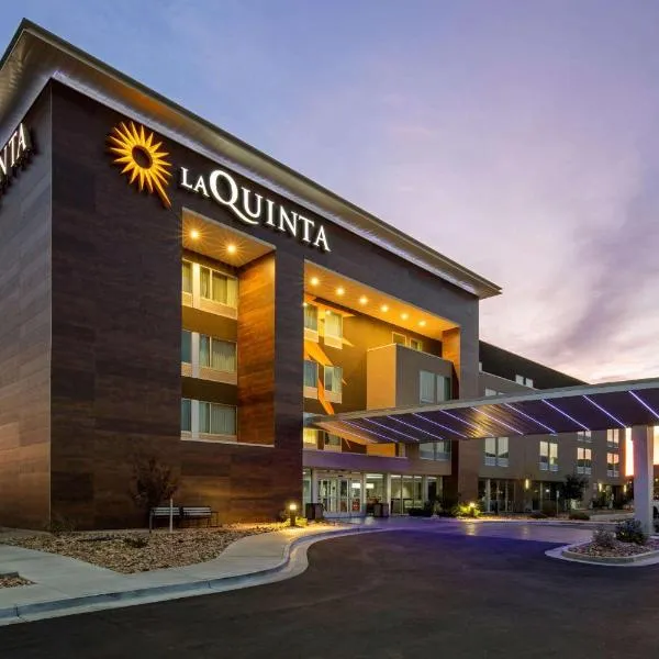 金曼拉昆塔套房酒店 ，位于Golden Valley, AZ的酒店