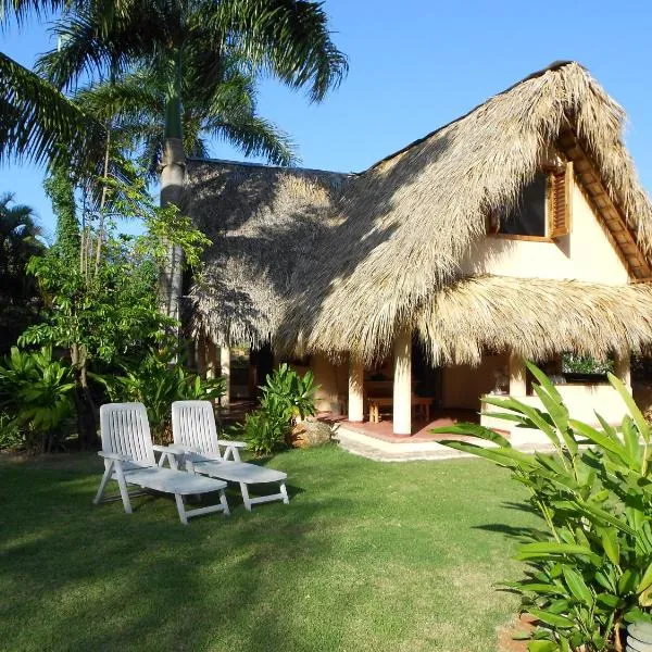 Palm-covered house in the tropical -Casa Oli，位于El Limón的酒店