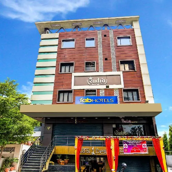 FabHotel Rudra Inn & Cafe，位于戈勒克布尔的酒店