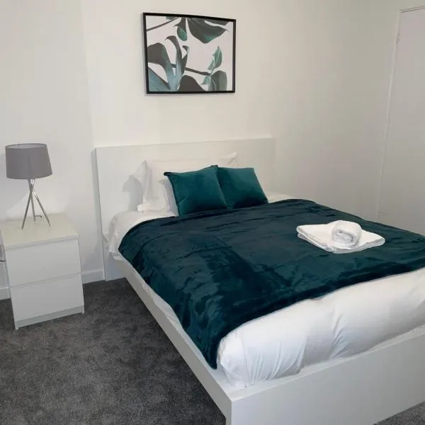 Cannock, Modern 2 bed house, Perfect for contractors, Business Travellers, Short Stays, Driveway for 2 vehicles, Close to M6, M54/i54, A5.A38. McArthur Glen Designer Outlet，位于坎诺克的酒店