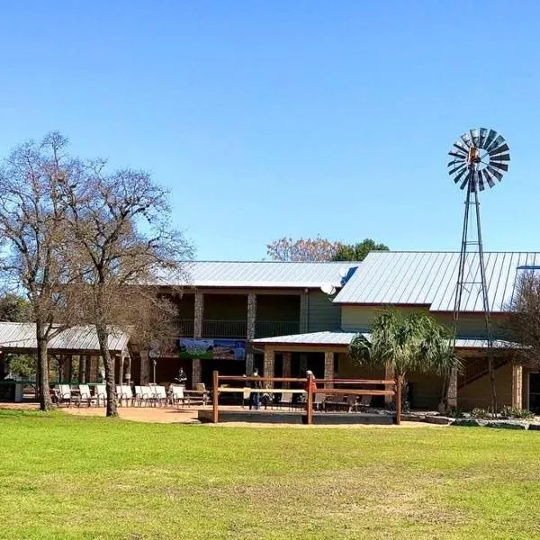 Flying L Ranch Resort，位于班德拉的酒店