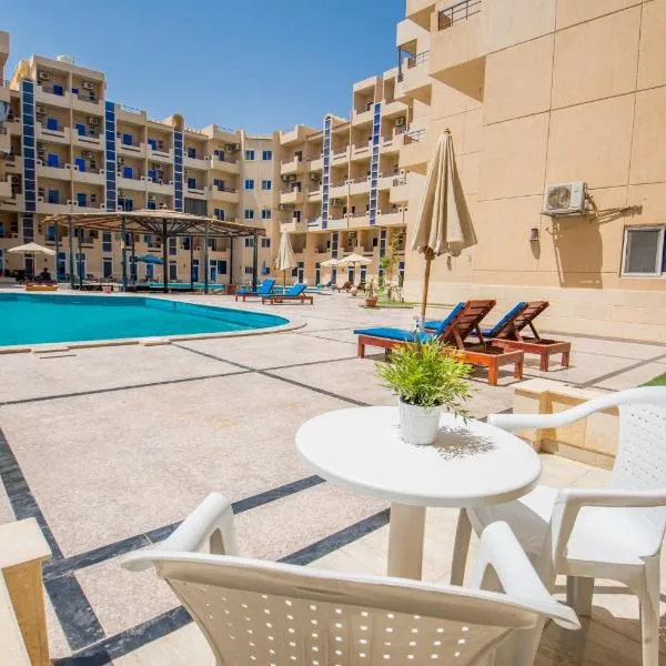 Poolside With Patio Near El Gouna - 2 x Large Pools & Kitchen - European Standards - Tiba Resort P4，位于赫尔格达的酒店