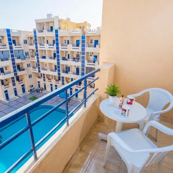 Pool View Near El Gouna With Top Floor Balcony & Kitchen - 2 x Large Pools - European Standards - Tiba Resort C34，位于赫尔格达的酒店