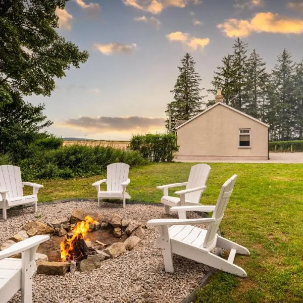 Stunning, Remodelled Cottage, Picturesque Location，位于Duncanston的酒店