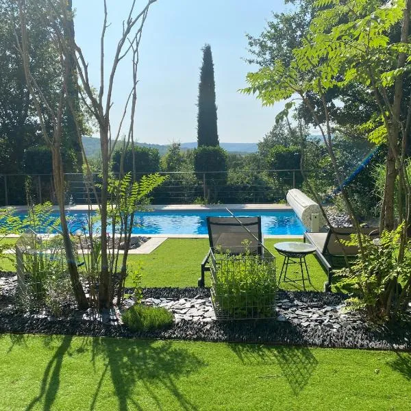 La Ronde des Bois - Romance et Bien Être - Jacuzzi privatif-piscine-patio，位于Saint-Désert的酒店