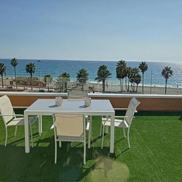 Coqueto estudio-ático EN PRIMERA LÍNEA DE PLAYA CON PRECIOSAS VISTAS AL MAR，位于阿尔么丽亚的酒店