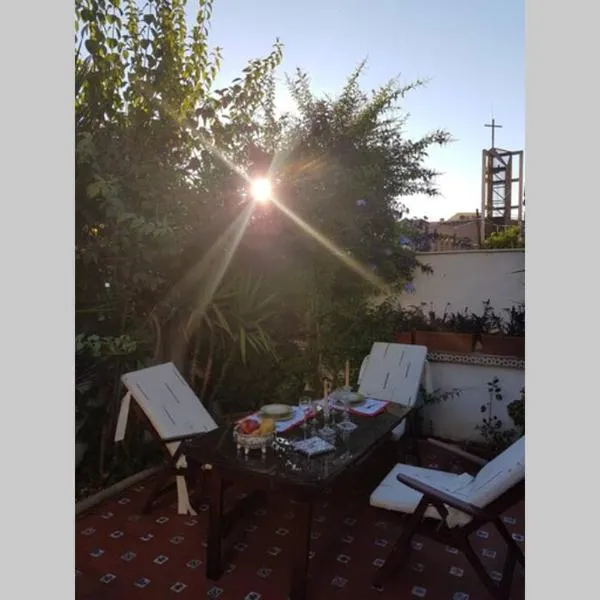 Casa en GRANADA con hermoso jardín, parking calle,位于格拉纳达的酒店