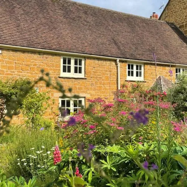 Cotswolds Cottage Ilmington with Wood Burning Stove & BBQ - pet friendly，位于奇平卡姆登的酒店