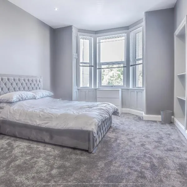 4 Bed-Sleeps 8- Free Parking-Pets-Hot Tub，位于Kelty的酒店