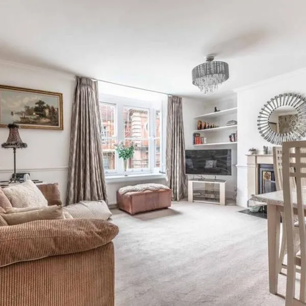 Windsor Town Centre Victorian townhouse sleeps 6，位于Staines upon Thames的酒店