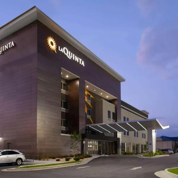 La Quinta Inn & Suites by Wyndham Tifton，位于莱诺克斯的酒店