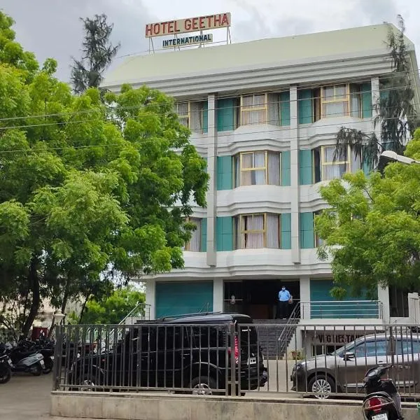 Hotel Geetha International，位于Korampallam的酒店