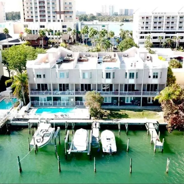Luxury and Spacious Waterside Getaway，位于克利尔沃特的酒店