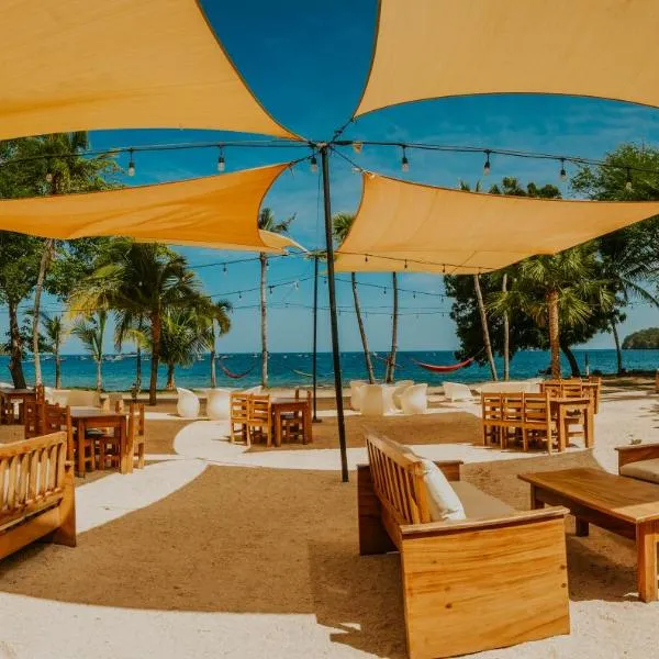 Café de Playa Beach Front Hotel，位于Tabores的酒店