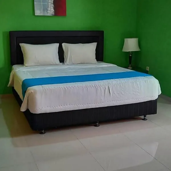 RedDoorz near Bandara Adi Soemarmo Solo，位于Colomadu的酒店