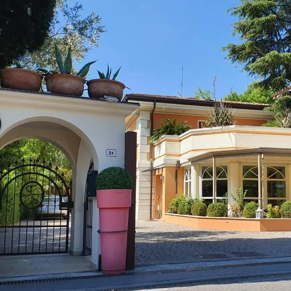 La Villa Desenzano，位于代森扎诺-德尔加达的酒店