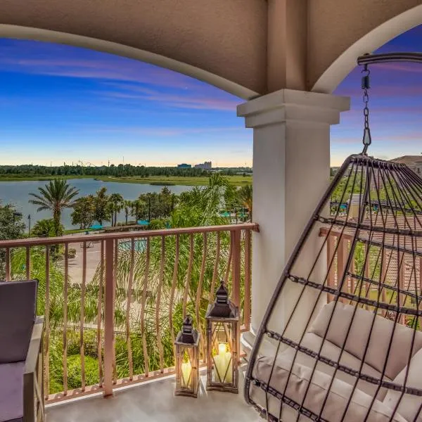 Top floor condo with view of lake, pool and fireworks! Next to Convention Center!，位于奥兰多的酒店