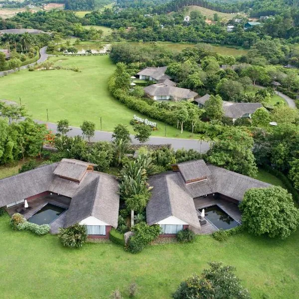 和平金杯塞丽娜度假村，位于Bay Chè的酒店