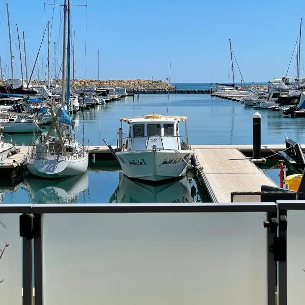Mariner's Cove ~ Luxe Waterfront Apartment，位于Mindarie的酒店