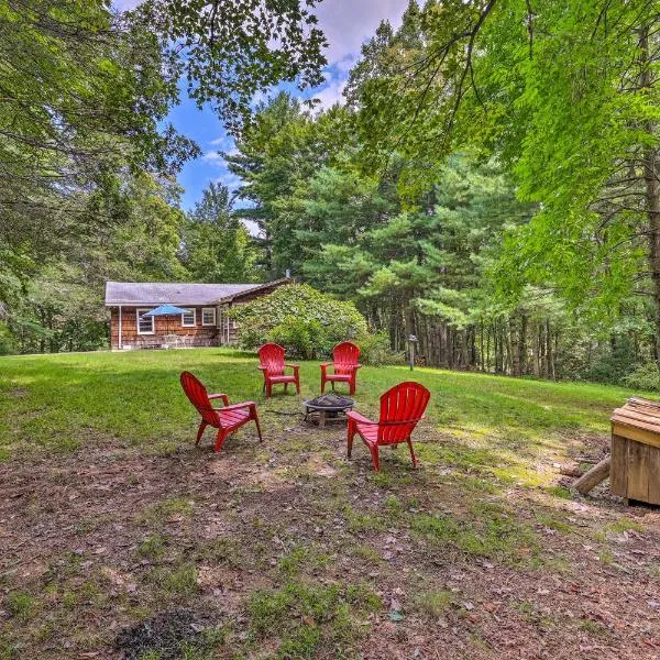 Peaceful Roaring Gap Retreat with Fire Pit and Patio!，位于Glade Valley的酒店
